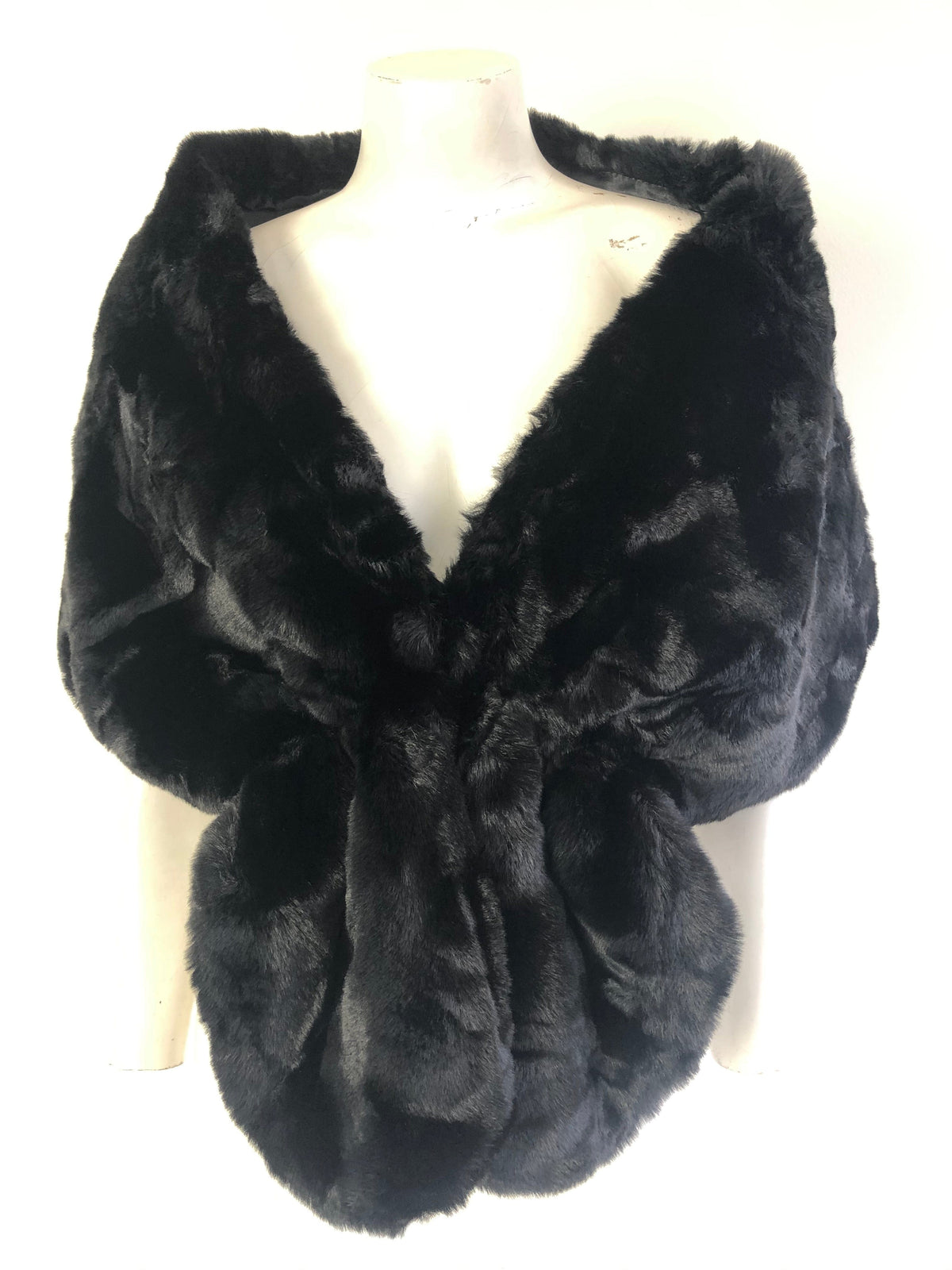 Hand Picked By Dressxox Accessories Black Xiamo Faux Fur Shawl